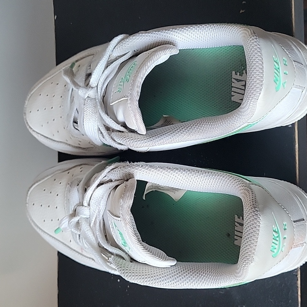 Girls Nike White and Green Sneakers Classic Low-Top Design - Picture 4 of 5